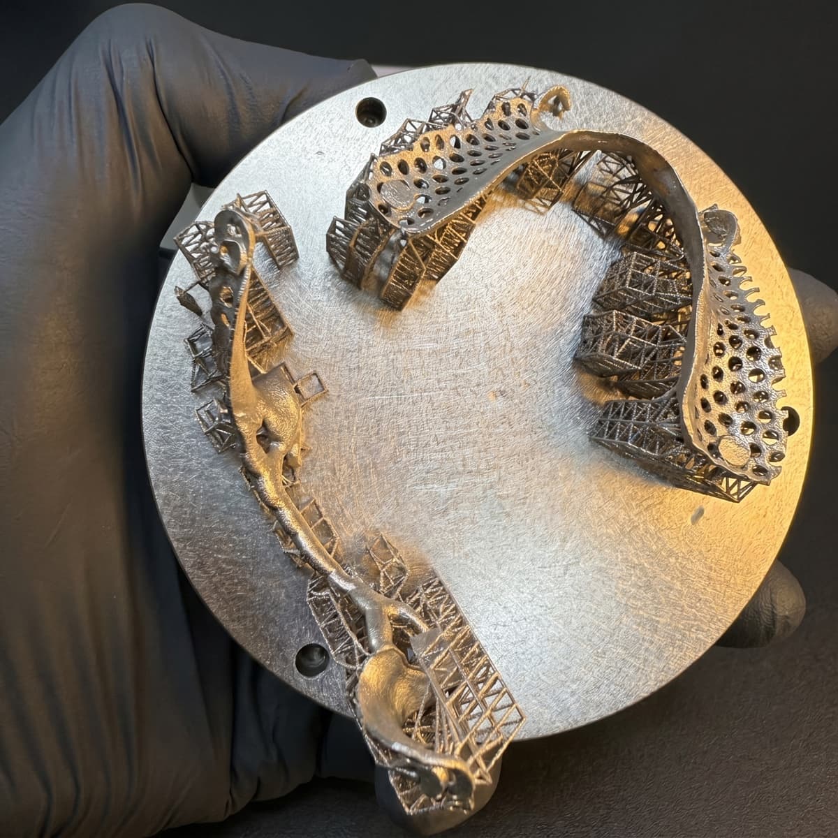 Plateau de fabrication Akrystech : châssis et armatures dentaires en micro-fusion métal
