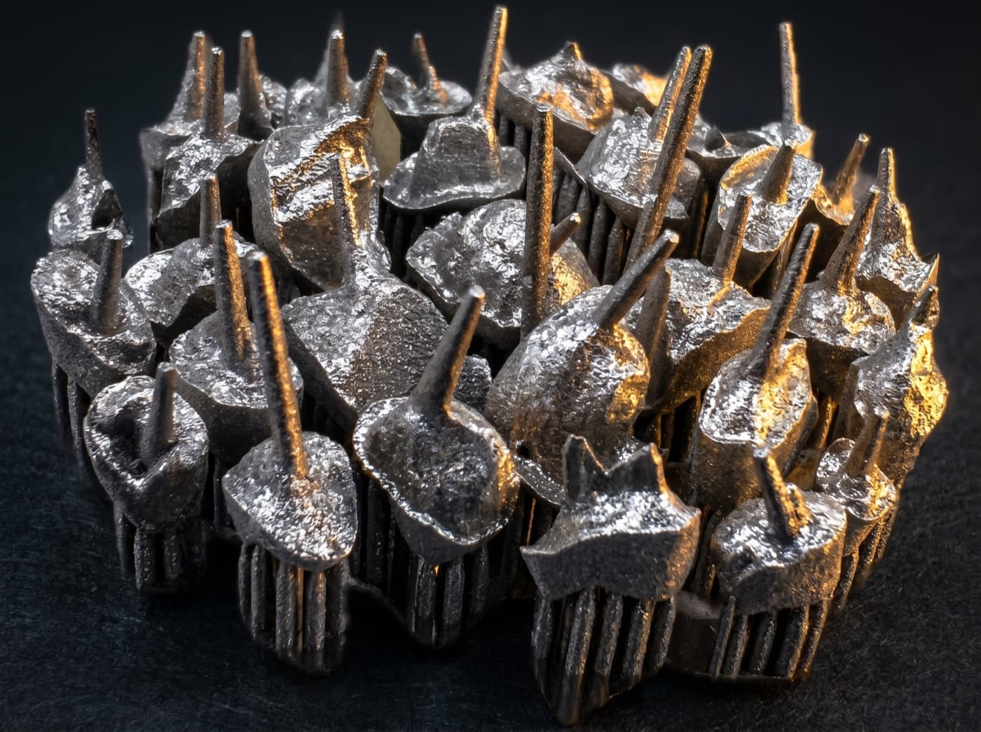 Couronnes et coiffes dentaires en chrome-cobalt frittées laser sur leurs supports, atelier Akrystech